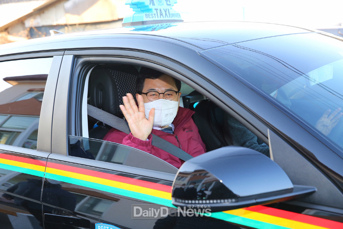 경주시가 대표적 어르신 복지사업으로 자리 잡은 ‘어르신 기본요금 무료택시 사업’을 내년부터 대폭 확대한다.