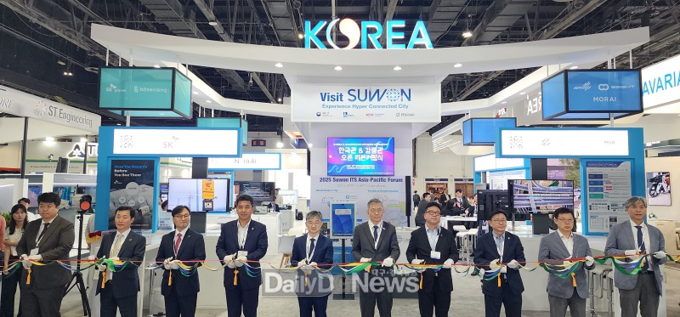 9월 16일, 손진식 한국도로공사 부사장(왼쪽에서 2번째)과 이우제 국토부 도로국장(왼쪽에서 5번째)이 한국관 개관 리본커팅식에서 기념 촬영을 하고 있다.