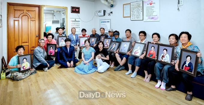 청도 비슬로타랙트클럽, 어르신들 위한 장수사진 찍어드리기 봉사