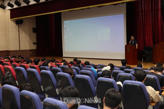구미대학교 제공) 9월 19일 구미대 4층 강당에서 열린 ㈜삼양컴텍의 채용설명회 장면