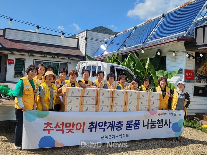 적십자사봉사회 임원, 관내 27가구 대상 100만원 상당 한과 전달