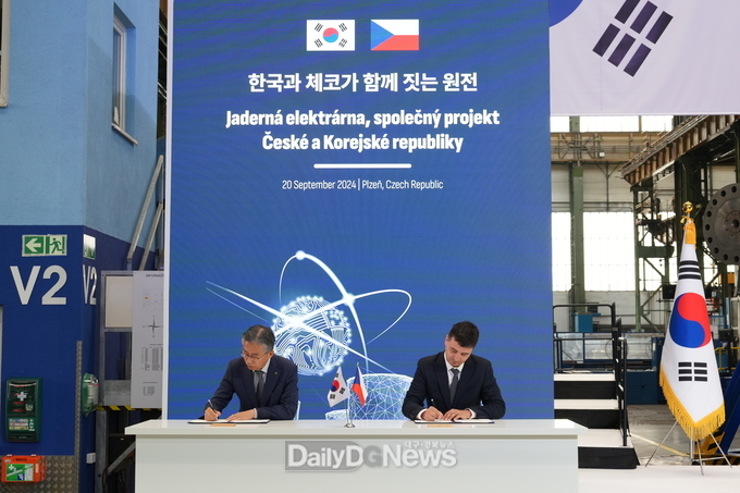  한국원자력환경공단 조성돈 이사장(왼쪽)과 체코 SURAO Lukas Vondrovic 대표(오른쪽)가 MOU를 체결하고 있다.