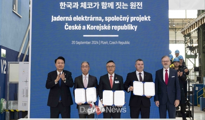 한국수력원자력이 20일 한국-체코 양국간 원전 전주기 협력 협약식을 체결하고 기념촬영을 하고 있다.