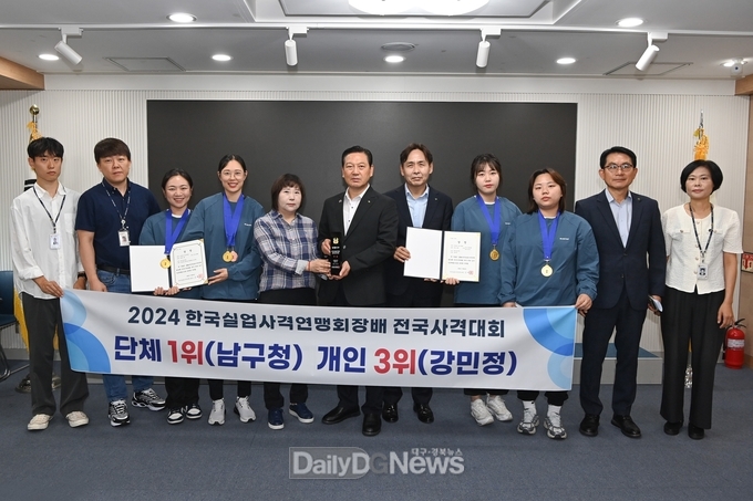 대구 남구청은 제4회 한국실업사격연맹회장배 전국사격대회에서 우수한 성적을 거두고 기념촬영을 하고 있다. (사진=남구 제공)