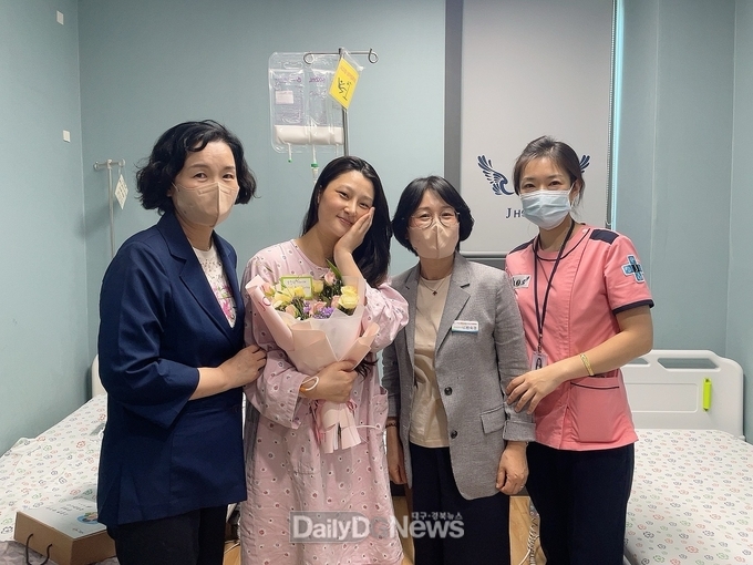 영천시 분만산부인과 400번째 아기의 산모 장 모씨와 영천시 관계자들이 기념촬영을 하고 있다.