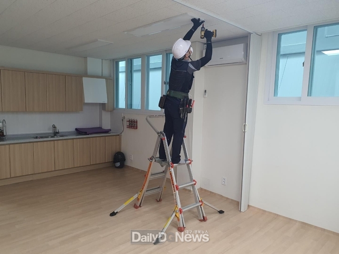 대구 동구. 고효율 LED전등 무료 교체사업 시행 모습. (사진 동구 제공)