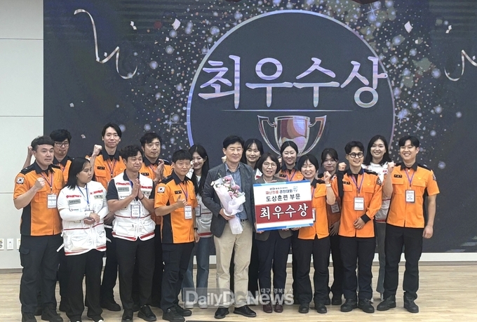 대구 달서구가 지난 2일 대구시에서 주최한 제3회 재난의료경진대회에서 최우수상을 수상하고 잇는 모습. (사진=달서구 제공)