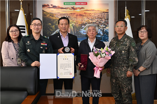 대구 남구. 6.25참전유공자 유족에 화랑무공훈장 전수 모습.(사진=남구 제공)