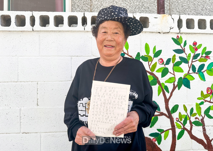 칠곡군 제공) 10월 13일 시한부 3개월 극복하고 랩퍼 활동을 하는 서무석 할머니가 원조할매래퍼 배우 김영옥씨에게 보낼 손 편지를 들고 기념 촬영을 하고 있다..
