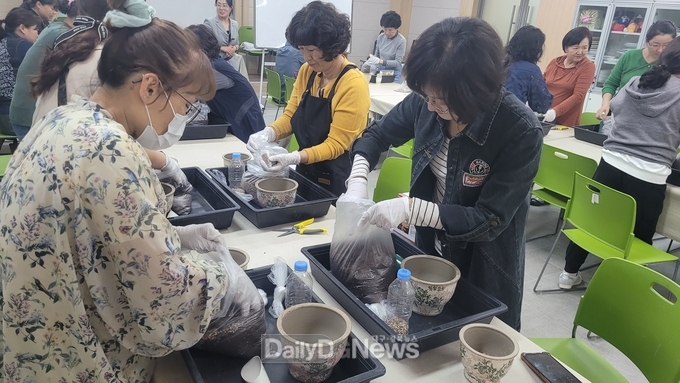 (초록 손길로 활력을! 분갈이 및 프리저브드 교육 운영
