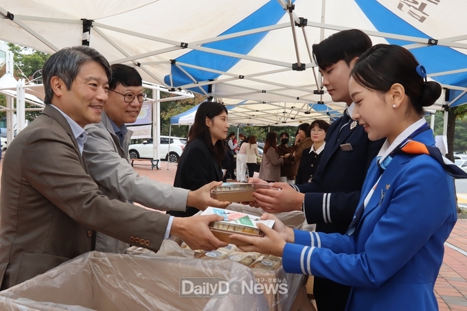 구미대학교 제공) 이승환 총장이 10월 16일 청년고용정책 홍보의 날을 맞아 학생들에게 샌드위치를 나눠주고 있다.