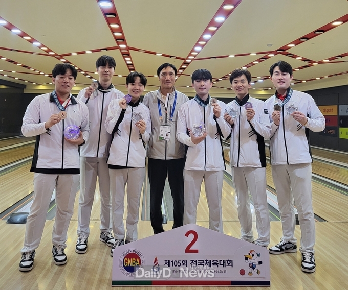 대구 북구청 볼링팀이 제105회 전국체육대회 볼링대회에서 금메달 1개, 은메달 1개를 획득했다. (사진=북구 제공)