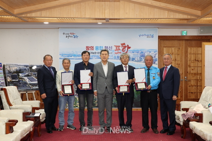  포항시, 고속도로 화재 차량 운전자 구조한 택시 기사에 표창 수여
