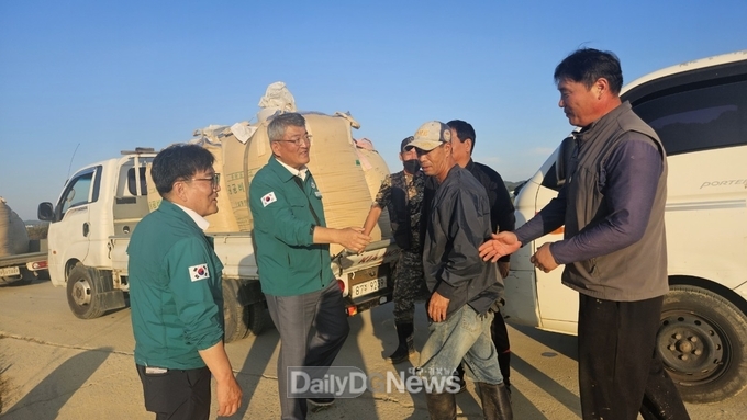김학동 군수 매입 현장 방문, 농업인 노고에 감사와 격려