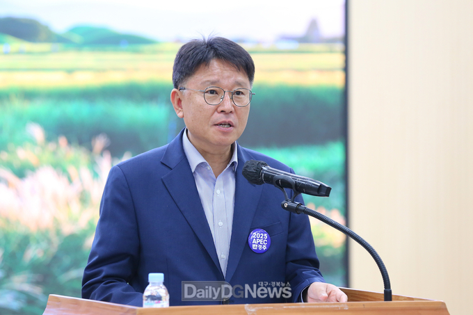 박효철 국장이 22일 시청 대회의실에서 환경녹지국 소관 언론브리핑을 하고 있다