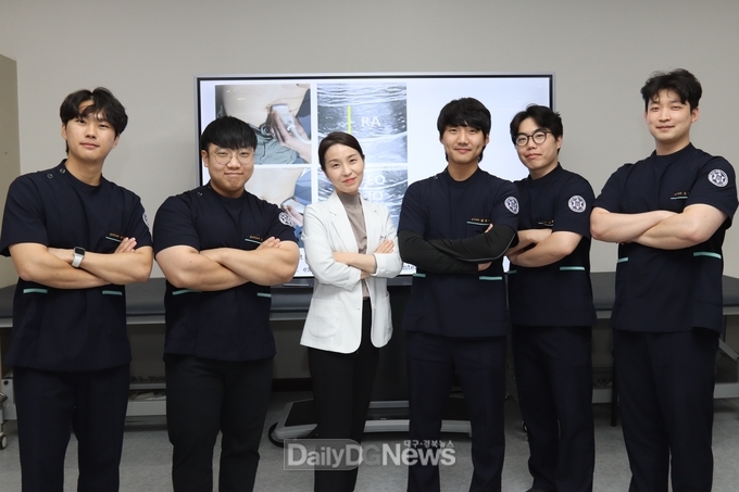 구미대 물리치료과, 전국 전문대 유일 논문 공모전 우수상 수상 왼쪽부터 백세웅, 안영준, 박시은 교수, 김영민, 권태환, 오준혁 학생