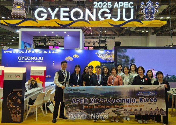 싱가포르에서 열린 ITB Asia 2024 관광산업 박람회에 참가해 경주시 홍보관 앞에서 기념촬영을 하고 있다