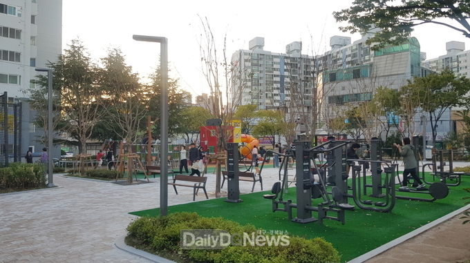 두호1 어린이공원 리모델링 후 많은 시민들이 공원을 찾고 있다.
