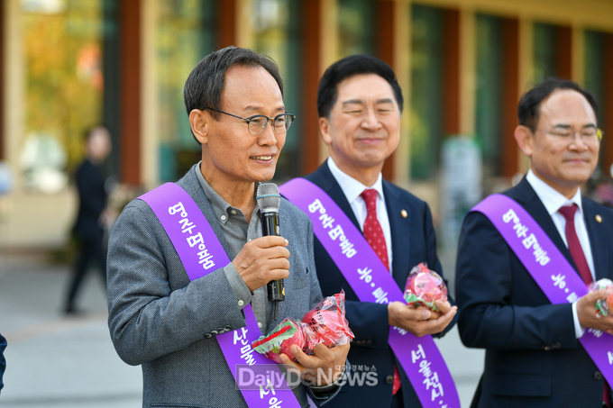 영주명품농특산물 서울전시홍보 행사장에 방문한 서울시민들에게 박남서 영주시장이 환영 인사를 하고 있다