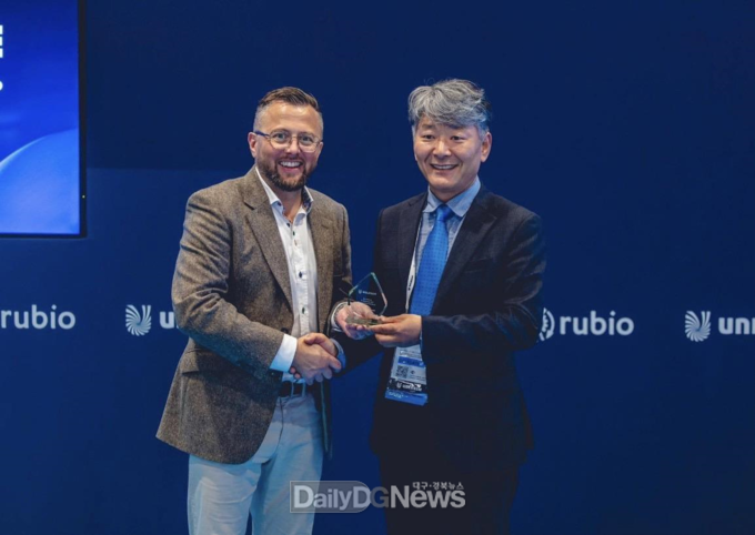 한국도로공사 제공)10월 16일 Paris Convention Center에서 진행된 ‘2024 UNLEASH AWARD’에서 UNLEASH CEO Marc Coleman(왼쪽)과 이득순 한국도로공사 인재개발원장(오른쪽)이 수상 기념촬영을 하고 있다.
