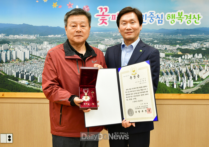 -10월 23일, 고(故)조철호 대위 유가족에게 화랑무공훈장 전수