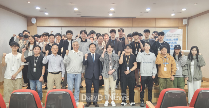 (재)경산이노베이션아카데미가 10월 22일 추교관 ㈜위니텍 대표이사를 초빙해 제5차 명사초청특강을 진행하고 기념촬영을 하고 있다.