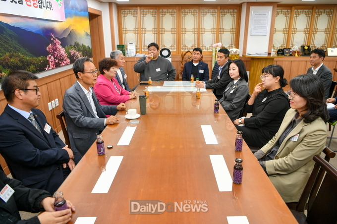  박남서 영주시장과 영주시 라이온스클럽 임원들이 의견을 주고 받고 있다