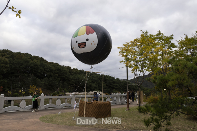 김밥 속재료와 단풍 연상하는 축제장