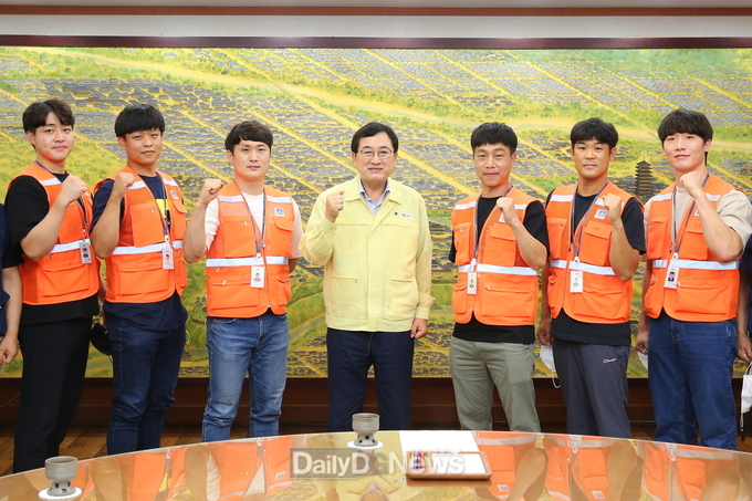 주낙영 경주시장이 지난 2021년 8월 공개채용 합격한 신입 경주시 환경미화원들과 청사 내 대외협력실에서 기념촬영을 하고 있다. 