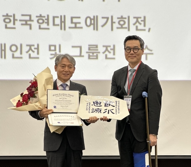 한국도로공사 제공)11월 1일 한국품질경영학회 추계학술대회에서 2024 글로벌품질경영인대상을 수상한 후, 왼쪽부터 류종득 한국도로공사 디지털 본부장(대리수상), 박희준 ㈔한국품질경영학회장이 기념촬영을 하고 있다.