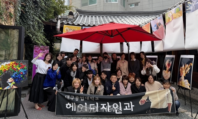 대구공업대학교 헤어디자인과. 대구 도심켐퍼스에서 창작 헤어 작품 전시회 개최 모습. (사진=대구공업대 제공)