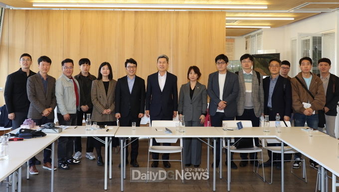 포항시 대표단은 지난달 28일 오스트리아에 위치한 유엔산업개발기구(UNIDO) 본부를 방문해 주요 국제회의를 포항에 유치하는 방안을 제안한 후 기념촬영을 하고 있다.
