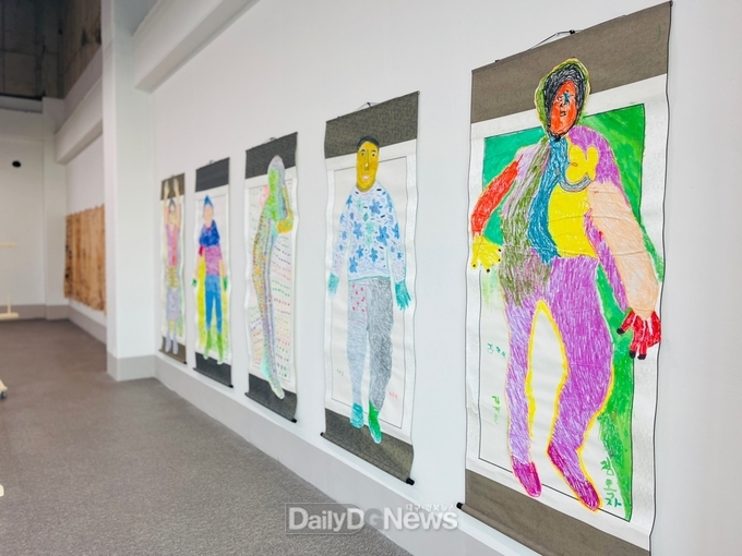 안계미술관 Art Space Angye에서 할머니 11인 작품전 펼쳐