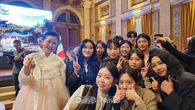 계명대학교 패션마케팅학과 학생들이 주 이탈리아 밀라노 총영사관의 초청으로 한이탈리아 수교 140주년 기념행사에 참석하고 있다. (사진=계명대 제공)