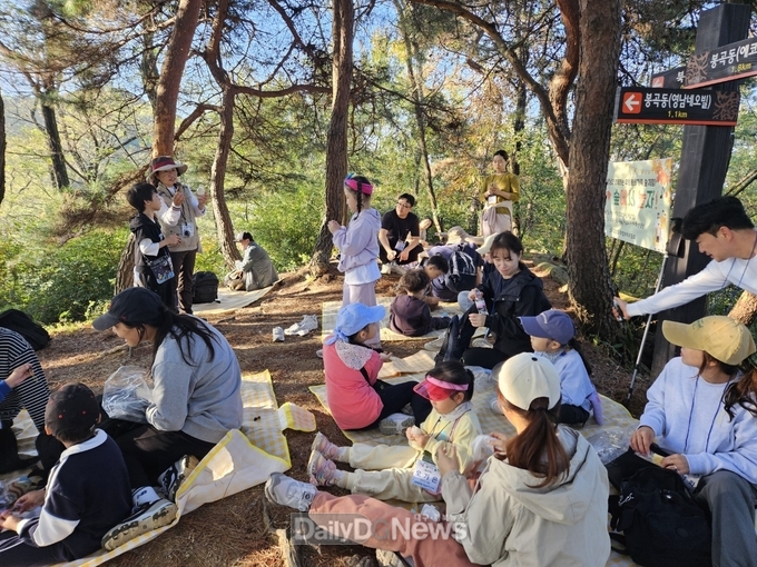 숲 해설가와 함께하는 우리 동네 가족 숲체험