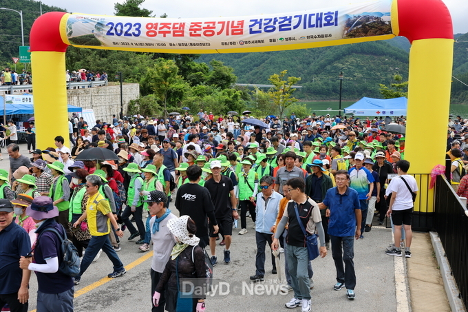 (지난해 사진) ‘영주댐 준공 기념 건강걷기대회’ 참가자들이 영주호의 풍경을 즐기며 걷고 있다