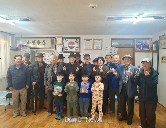 군위군 의흥어린이집 원아들, 노인회 분회에 정성가득 깍두기 전달