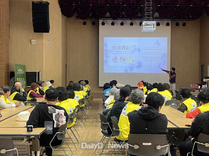 노인 치매예방 위한 숲속 향기치유 프로그램 운영