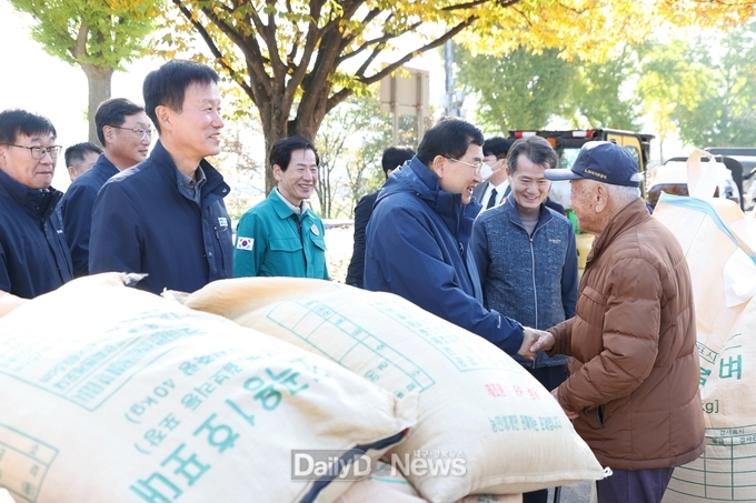 주낙영 시장이 통일전에서 진행된 공공비축미 매입 현장을 방문해 농업인들을 격려하고 있다