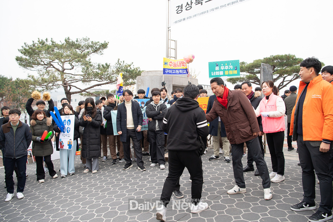 구미시, 수험생 위한 특별 교통 대책 가동 (사진은 지난해 수능현장 장면)