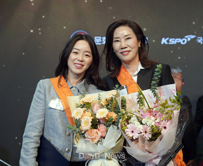 계명대학교. 류수정 양궁감독과 장혜진 졸업생이 체육훈장 청룡장 수상 후 기념촬영을 하고 있다. (왼쪽 장혜진 졸업생, 오른쪽 류수정 감독). (사진=계명대 제공)