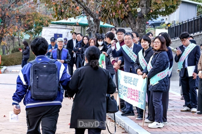 장상길 부시장은 14일 포항이동고등학교를 찾아 2025학년도 대학수학능력시험을 치르는 수험생들을 격려했다.