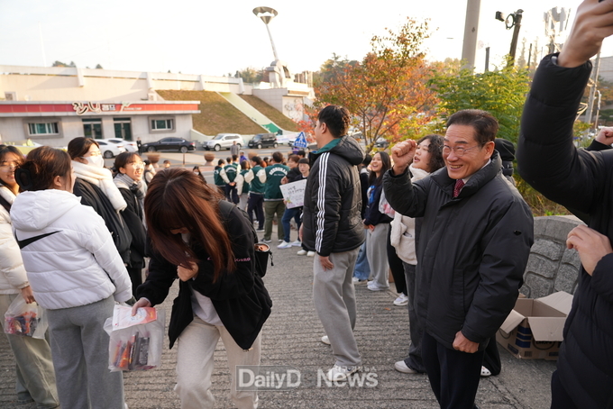 영천시는 2025학년도 대학수학능력시험일인 14일 오전 7시부터 관내 시험장인 선화여자고등학교, 영천고등학교를 방문해 지역 수험생들을 응원하고 격려했다.