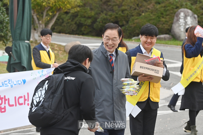 임종식 경북교육감, 수능 당일 시험장 방문하여 수험생 격려