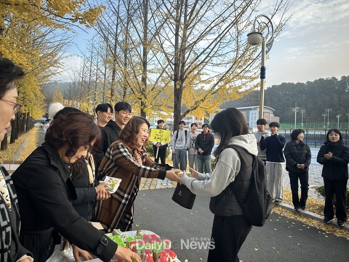 한국부인회 고령지회, 수능 수험생 격려·응원 봉사활동