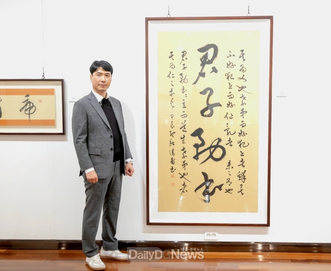 계명대 극재미술관에서 최요한 작가가 자신의 작품 앞에서 기념사진을 촬영하고 있다. (사진=계명대 제공)
