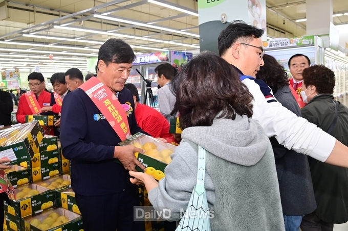 청송군, 수도권 하나로마트에서 신선한 꼭지사과 홍보 및 판매행사 시행