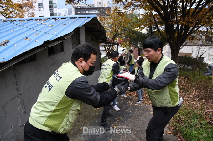 ㈜LS전선 구미공장, 겨울 취약 가구에 연탄 2,000장 기부