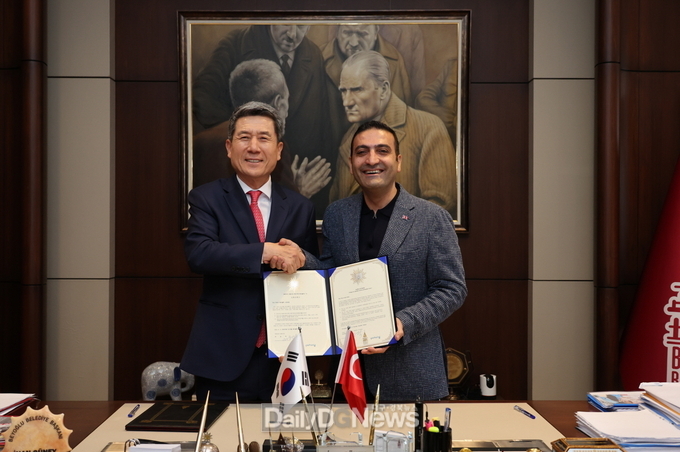 17일 이강덕 포항시장(좌)은 튀르키예 이스탄불 베이욜루 시청을 방문해 이난 귀네이 베이욜루구 시장(우)과 양 도시 간 우호 교류의향서를 교환했다. 사진2. 베이욜루구와 우호 교류의향서 체결 후 기념촬영.