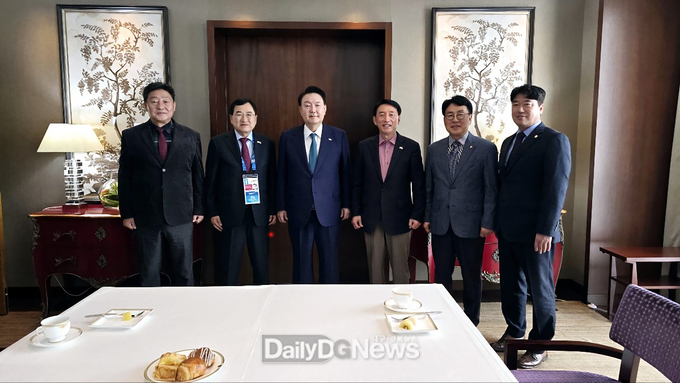 주낙영 시장을 비롯한 경주시 대표단이 17일 오전(현지 시간), 페루 리마 웨스틴호텔에서 윤석열 대통령 예방한 후 기념 촬영을 하고 있다.